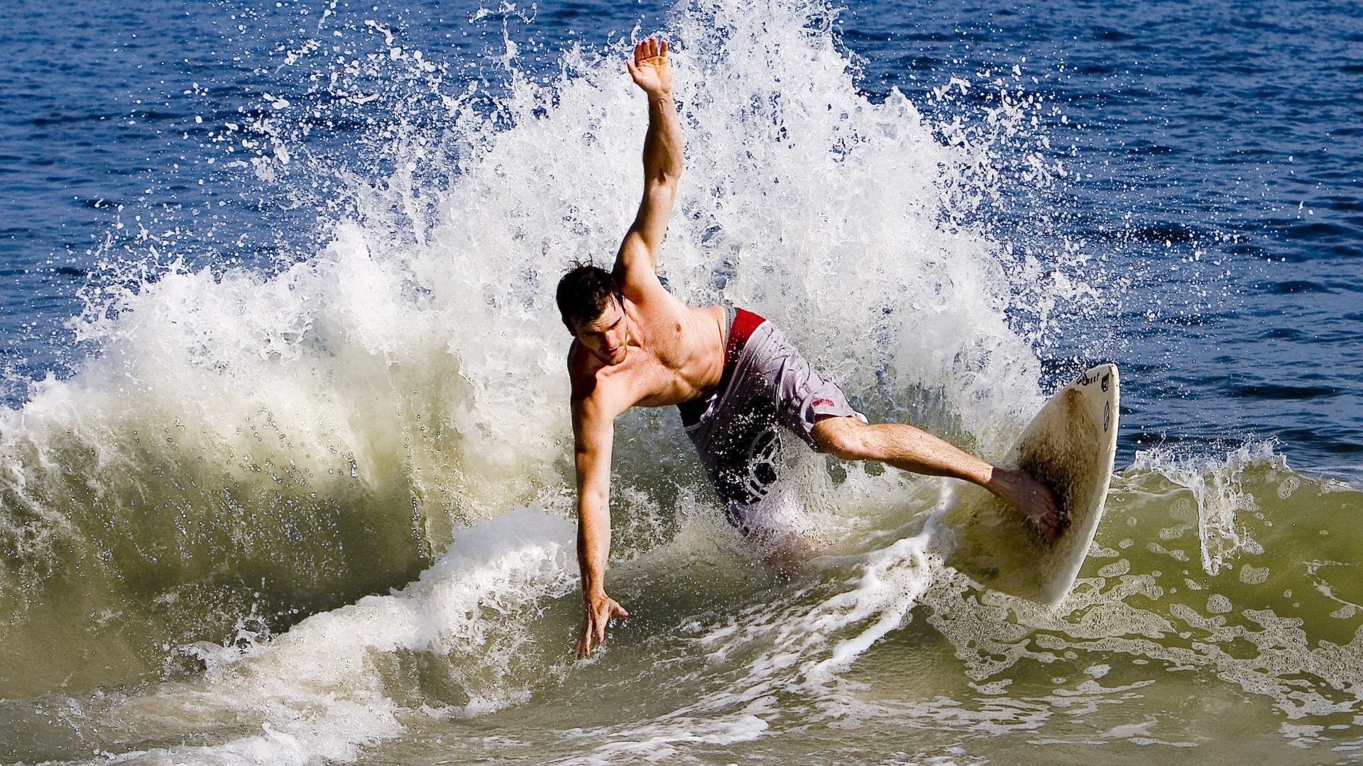 中国女泳新星首次亮相即夺冠,中国游泳女选手泳装